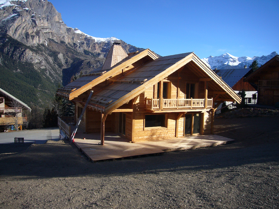 Photo d'un chalet en bois à Puy Saint Vincent dessiné par l'architecte Fabien Ollagnier