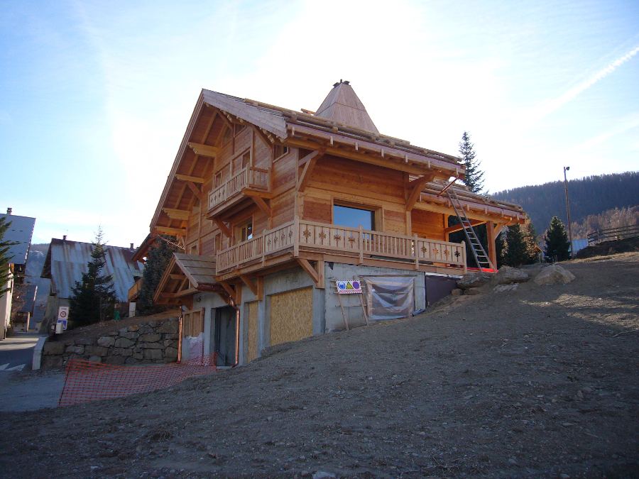 Photo d'un chalet en bois à Puy Saint Vincent dessiné par l'architecte Fabien Ollagnier