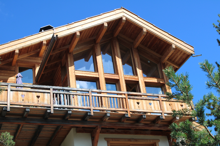 Chalet moderne en bois et pierre à Montgenèvre dessiné par l'architecte Fabien Ollagnier