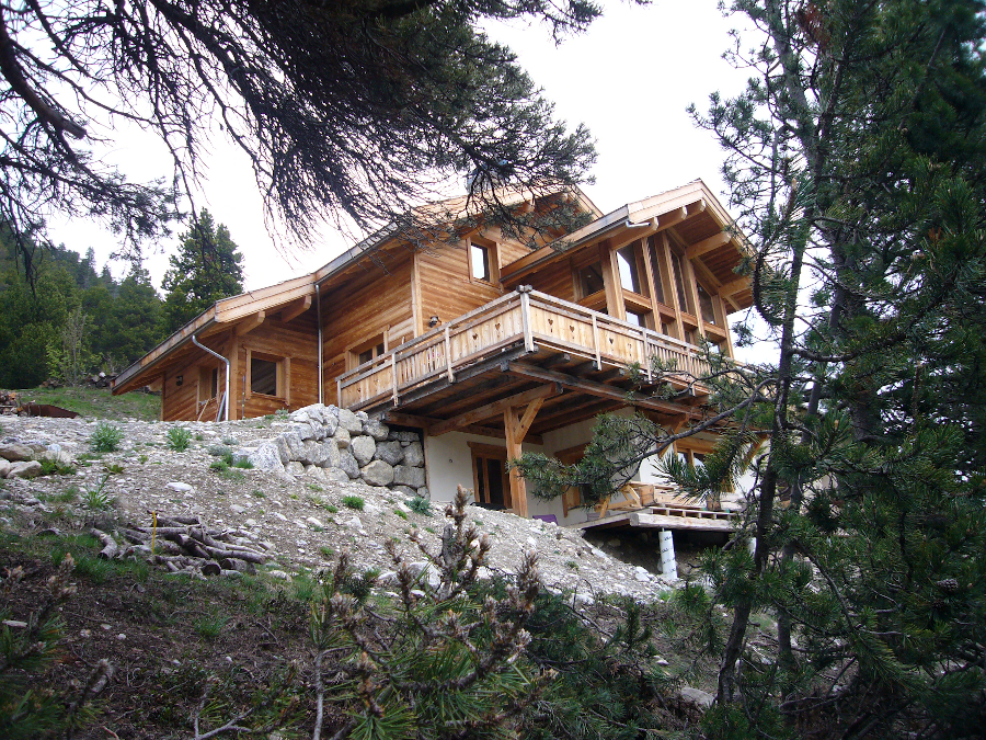 Chalet moderne en bois et pierre à Montgenèvre dessiné par l'architecte Fabien Ollagnier