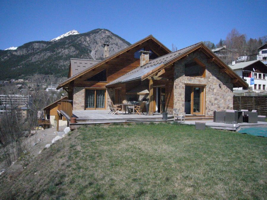 Maison de montagne moderne en bois et pierre dessinée par l'architecte Fabien Ollagnier