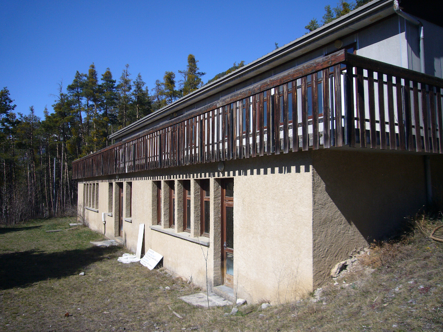 Photo d'un petit immeuble de Briançon avant sa rénovation par l'architecte Fabien Ollagnier